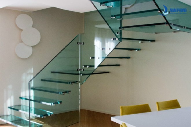 Vách kính cầu thang hiện đại đẹp nhất