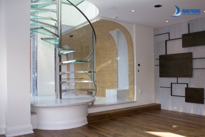 Vách kính cầu thang phong cách sáng tạo