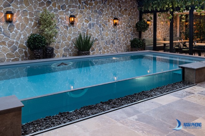 Vách kính cho bể bơi gia đình đẹp nhất
