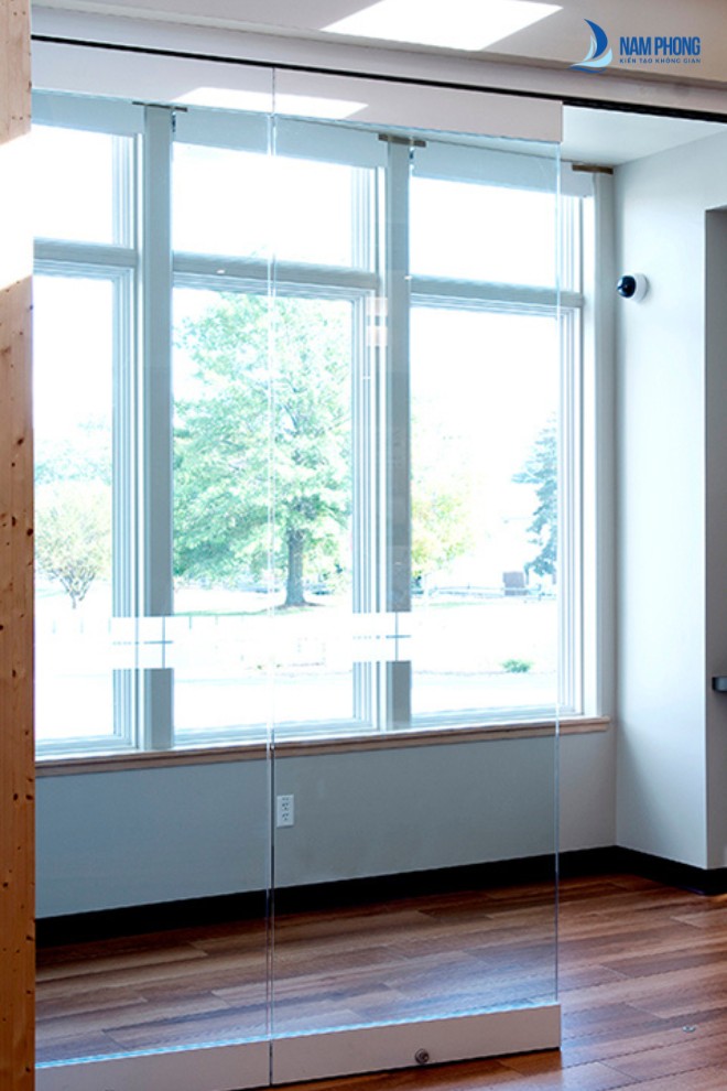 Vách kính gia đình thiết kế hiện đại