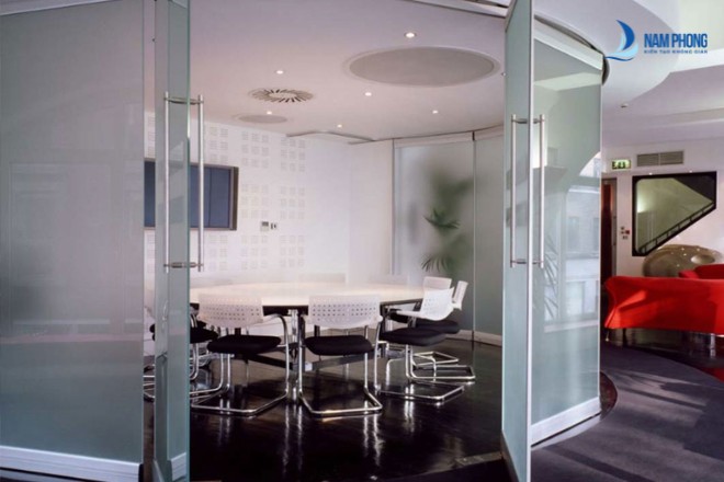 Vách kính văn phòng sử dụng kính mờ hiện đại