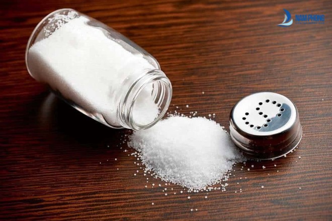 Cách lau cửa kính bằng muối