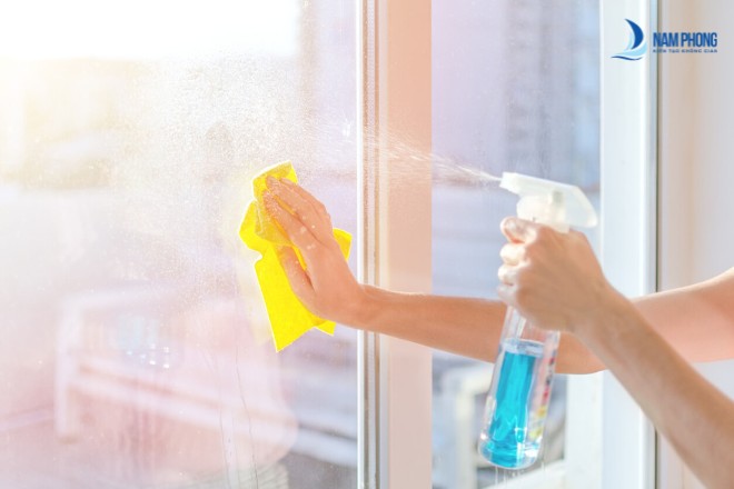 Lau kính bằng giấm và nước rửa chén