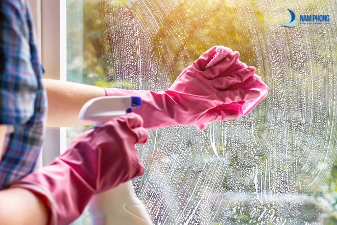 Lau sạch kính nhanh bằng nước rửa chén