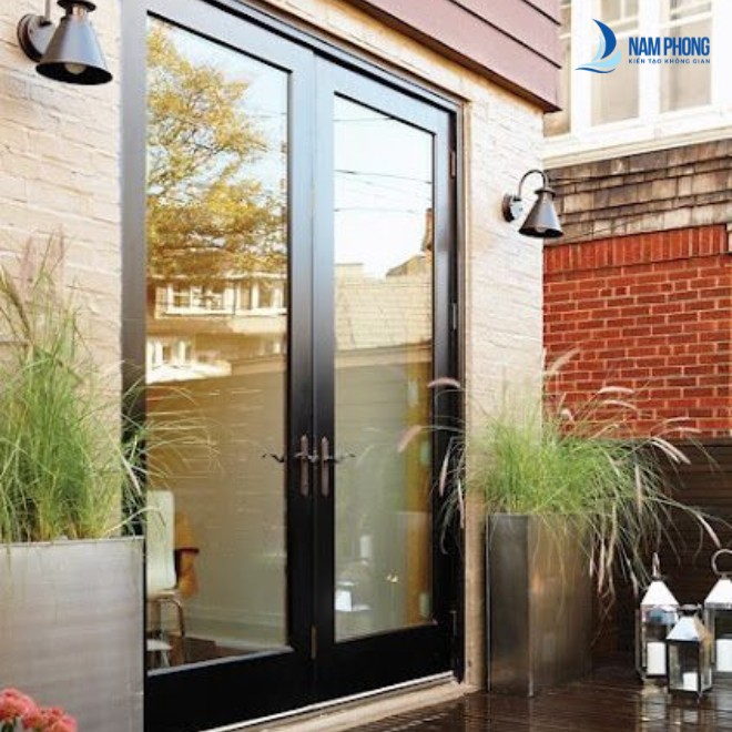 Mẫu cửa đi 2 cánh mở quay sang trọng