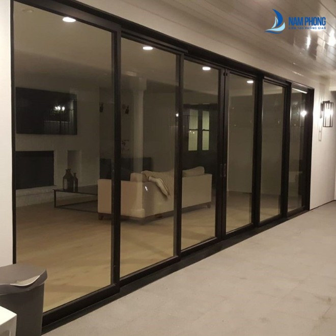 Mẫu cửa đi màu đen sang trọng