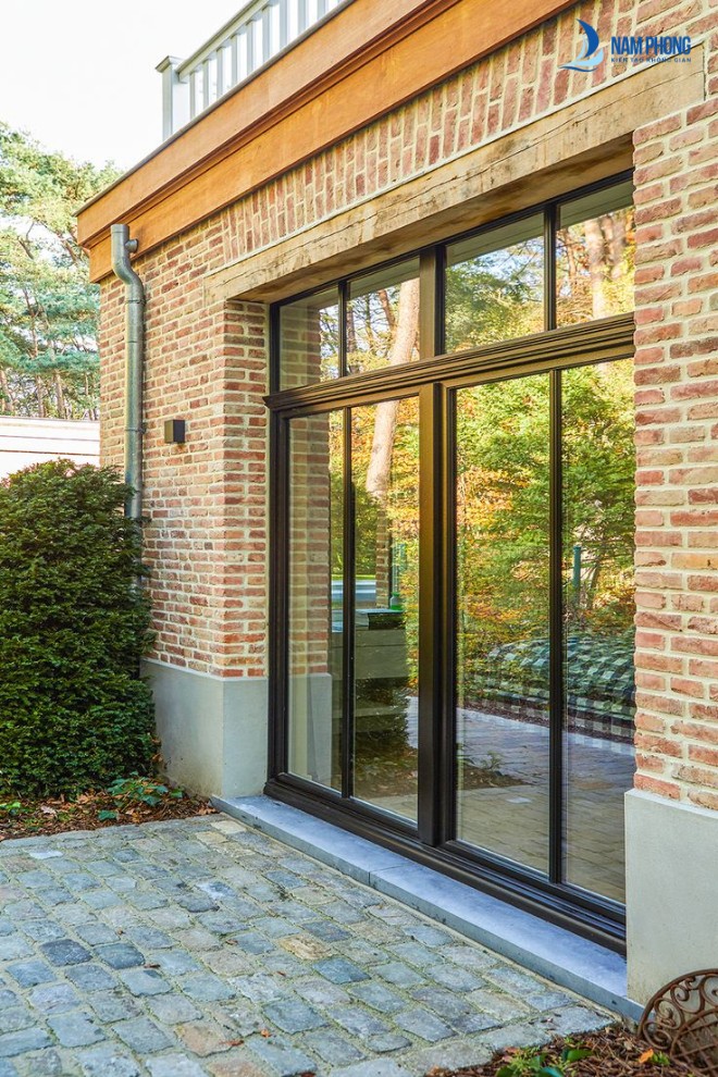 Mẫu cửa nhôm màu đen phong cách châu Âu