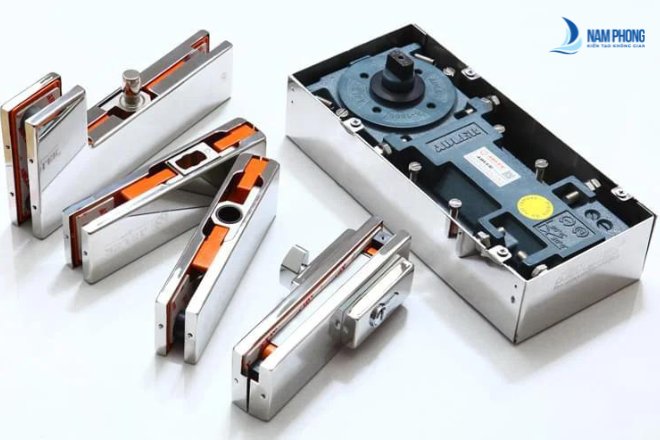 Tìm hiểu bản lề cửa kính cường lực là gì?