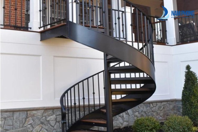 Tại sao nên lắp đặt mẫu cầu thang sắt đẹp hiện nay?