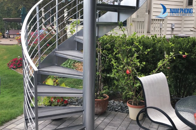 Mẫu cầu thang sắt ngoài trời thiết kế hiện đại