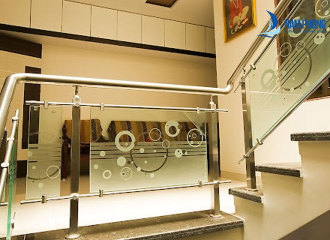 Mẫu lan can sắt kính họa tiết đẹp nhất