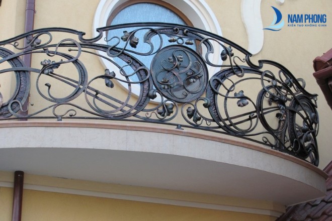 Mẫu lan can ban công hoa văn phong cách cổ điển