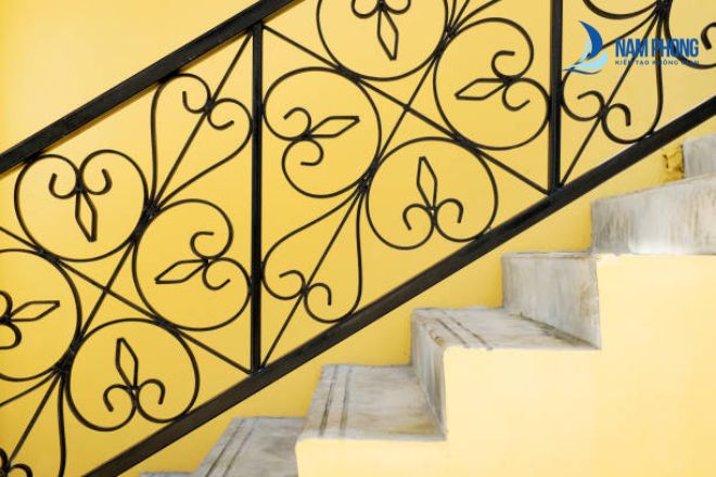 Mẫu lan can cầu thang với họa tiết lá cây tinh tế