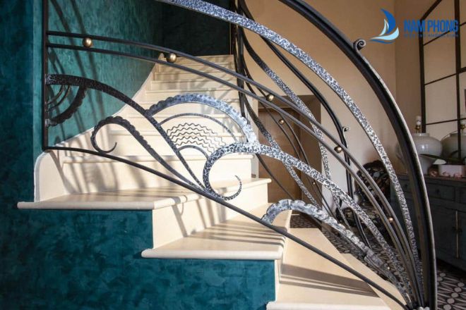 Đặc điểm nổi bật của lan can cầu thang sắt uốn