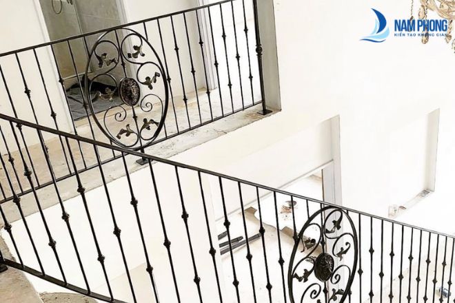 Mẫu lan can sắt uốn chi tiết tối giản phong cách châu Âu