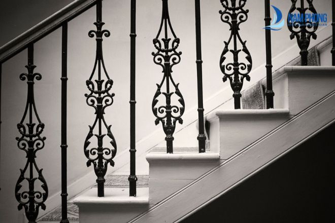 Top 20 Mẫu Tay Vịn Cầu Thang Sắt Đơn Giản, Đẹp, Giá Rẻ Mẫu lan can cầu thang họa tiết đối cứng cổ điển