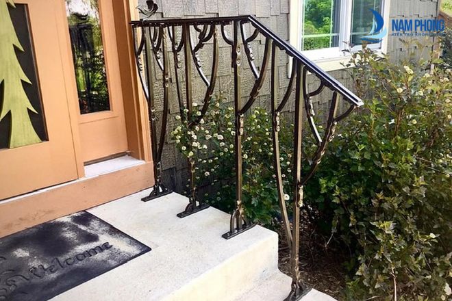 Mẫu lan can cầu thang với đường uốn lượn tinh tế