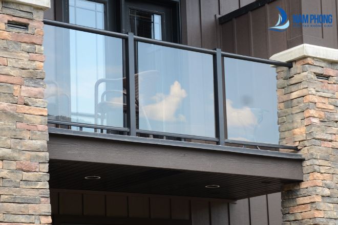 Lan can kính cường lực đẹp cho ban công với kiểu dáng sang trọng, đẳng cấp