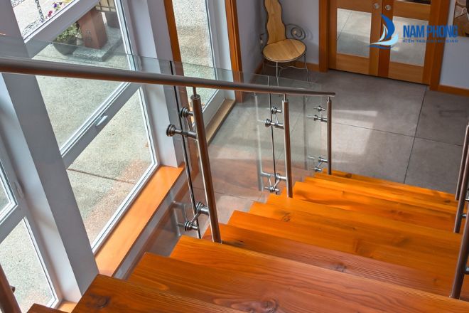Lan can kính cường lực đẹp thiết kế cho cầu thang