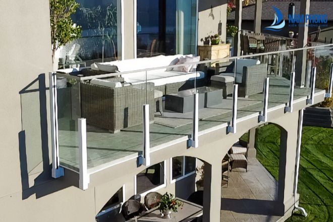 Lan can ban công kính cường lực đep nhất cho nhà biệt thự