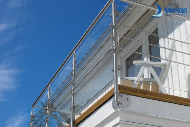 Lan can ban công bằng kính cường lực có thiết kế sang trọng