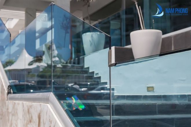 Lan can cầu thang bằng kính cường lực thiết kế hiện đại