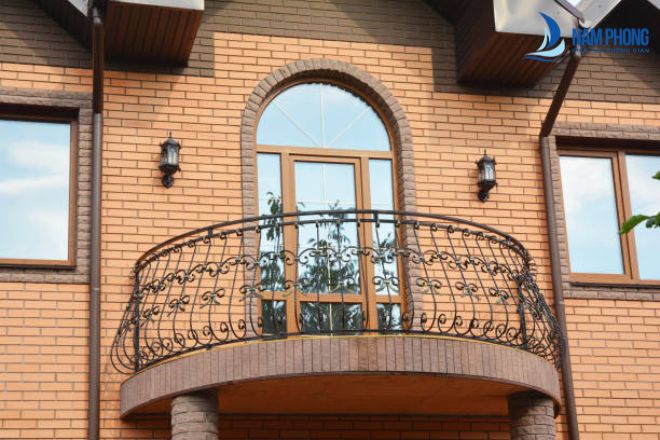Mẫu lan can ban công phong cách cổ điển Pháp lãng mạn