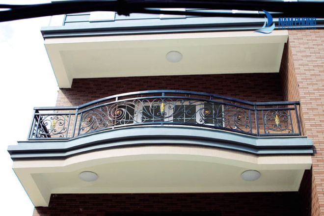Mẫu lan can ban công họa tiết xoắn lạ mắt
