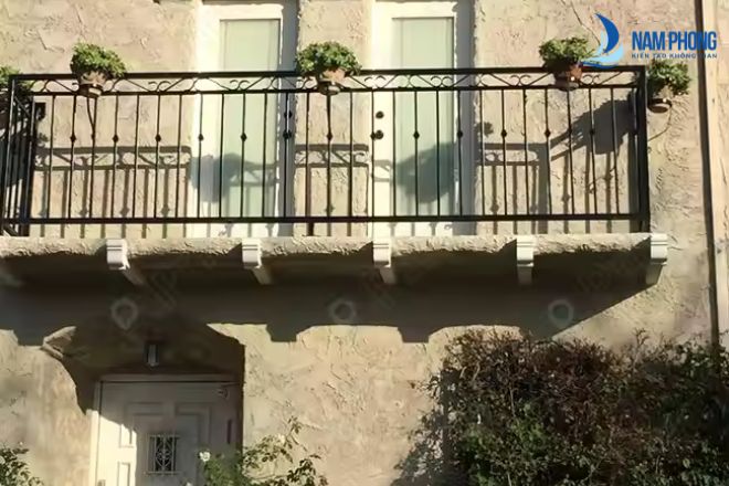 Mẫu lan can ban công cho thiết kế nhà tầng trên phố