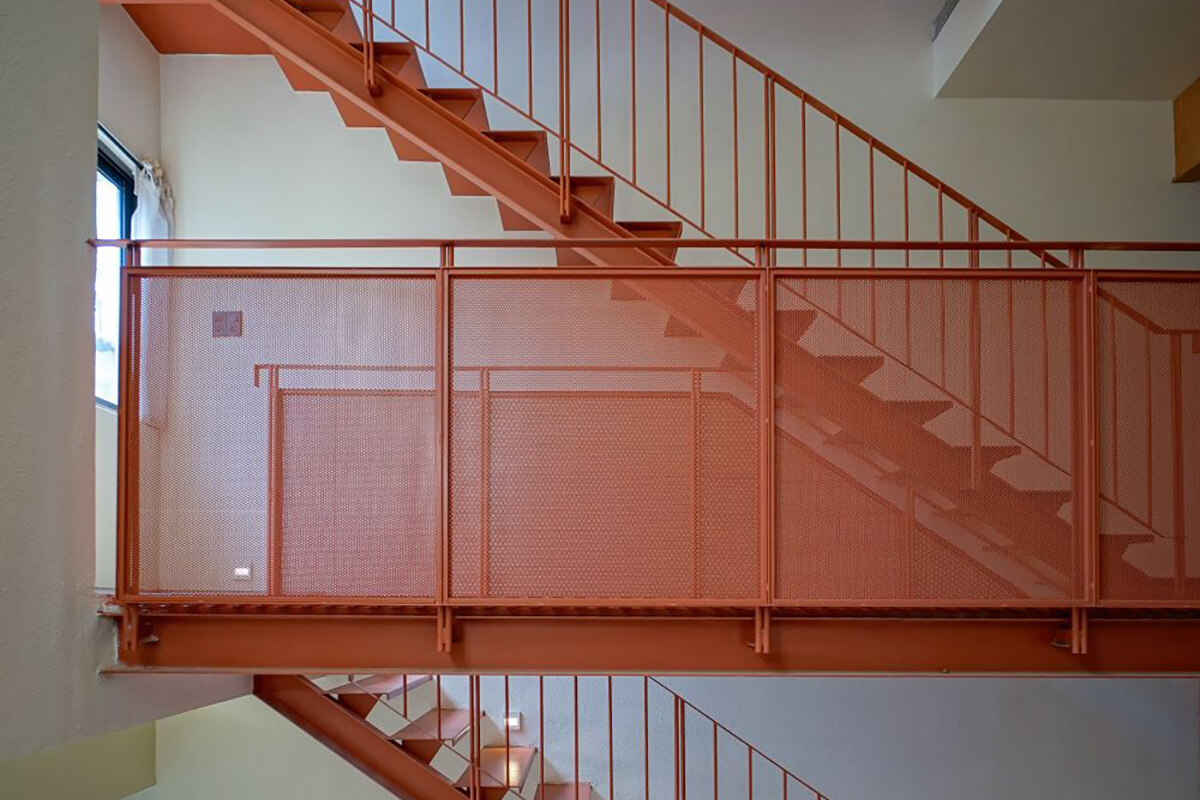 Màu sơn cầu thang sắt cho mệnh Thổ màu đỏ