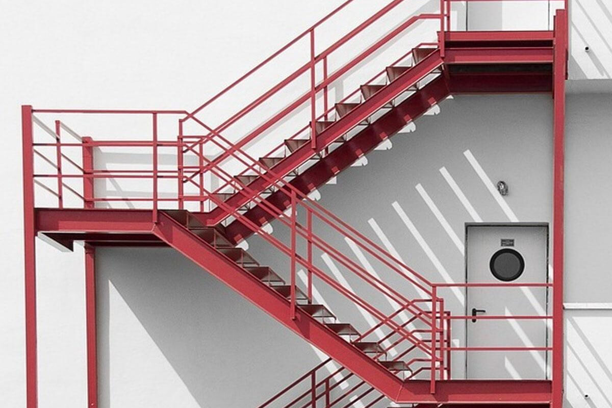 Cầu thang sắt ngoài trời