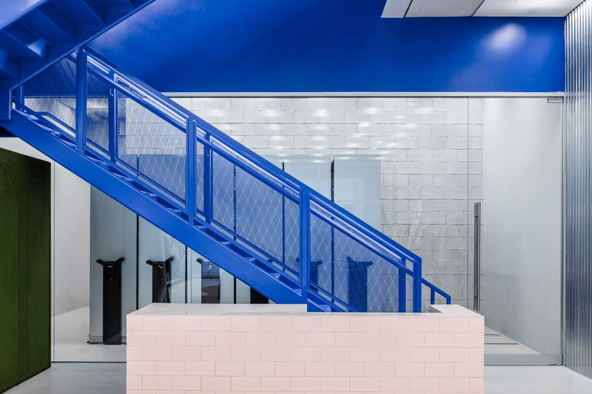 Màu sơn cầu thang sắt cho mệnh Mộc màu xanh dương