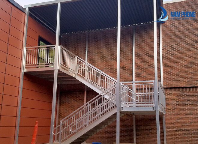 Báo giá thi công lắp đặt cầu thang sắt thoát hiểm