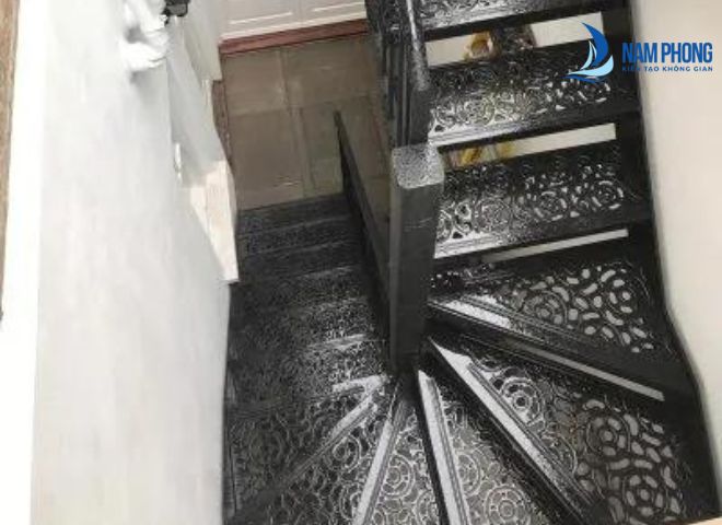 Cách chia bậc cầu thang sắt cho nhà ống