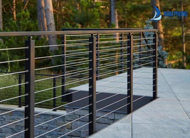 Mẫu lan can sắt hộp kiểu dáng hiện đại phù hợp cho nhiều không gian lắp đặt