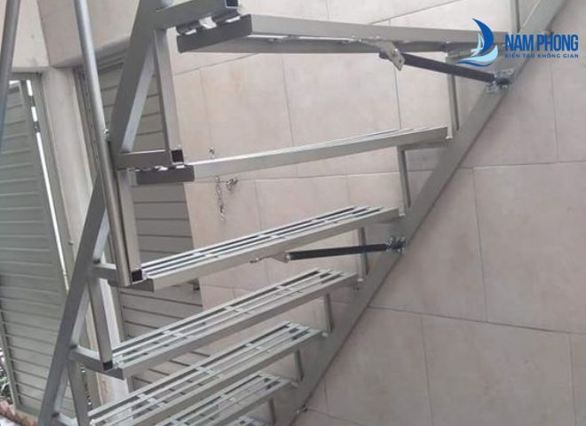 Mẫu cầu thang kiểu dáng xoắn ốc gấp gọn được ưa chuộng hiện nay