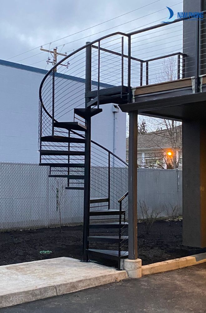 Mẫu cầu thang xoắn ốc sân thượng lắp đặt ngoài trời