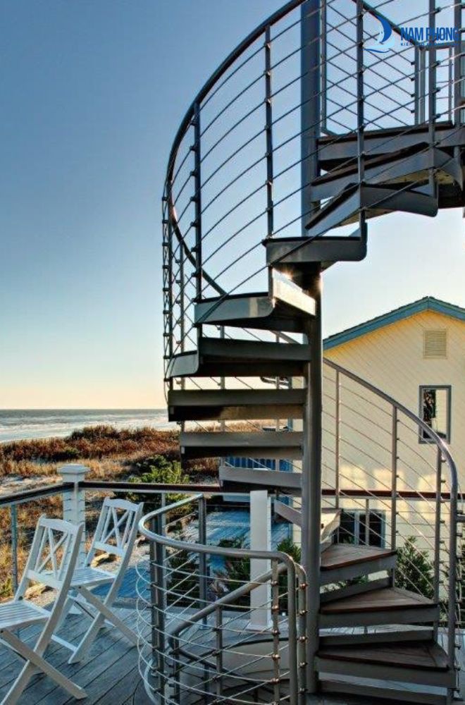 Mẫu cầu thang kiểu dáng xoắn ốc thiết kế độc đáo