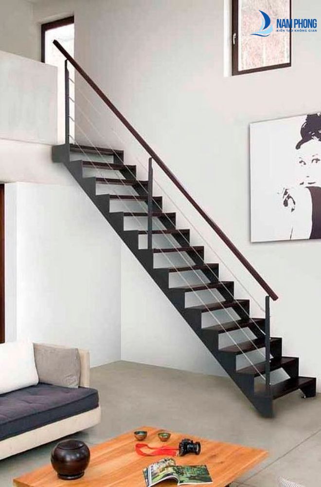 Cầu thang sắt bậc gỗ với phối màu tinh tế, hài hòa