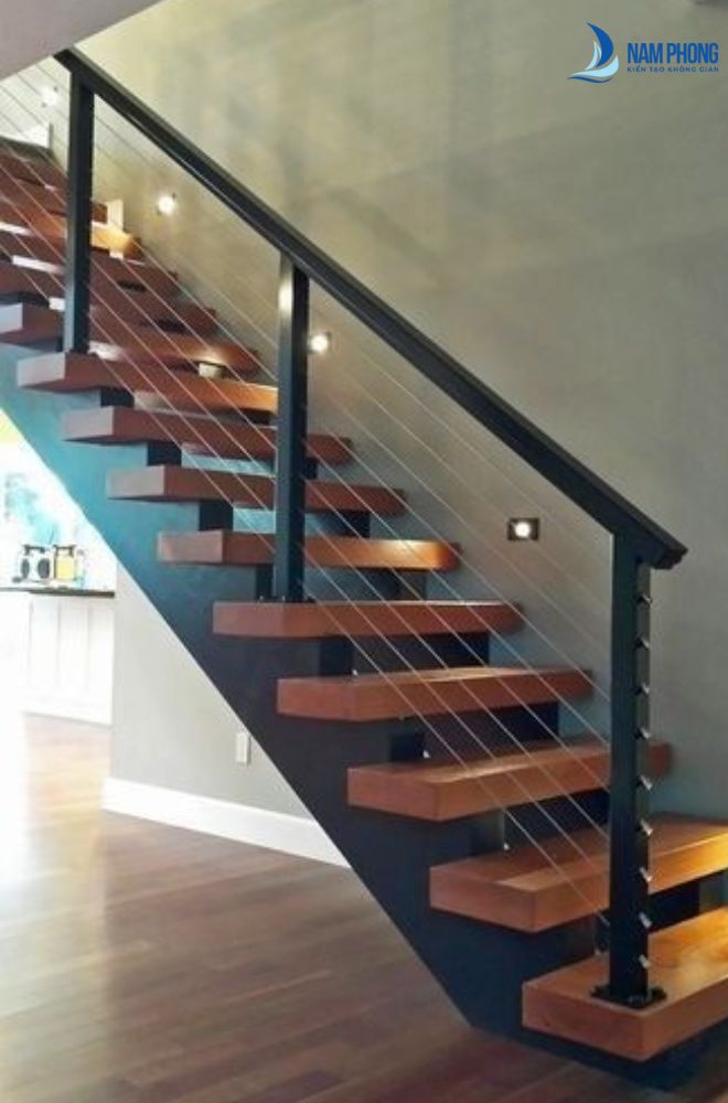 Cầu thang sắt bậc gỗ với thiết kế cổ điển, sang trọng
