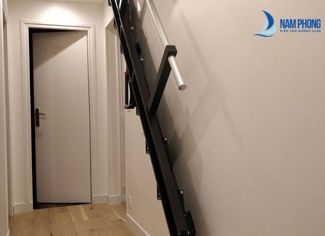 Mẫu cầu thang sắt gấp gọn cho không gian nhỏ kiểu dáng sang trọng