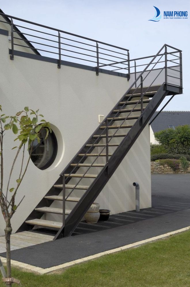 Mẫu cầu thang sắt hộp ngoài trời có độ dốc phù hợp dễ vệ sinh