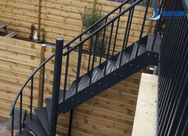 Mẫu cầu thang sắt hộp cổ điển với thiết kế tinh tế