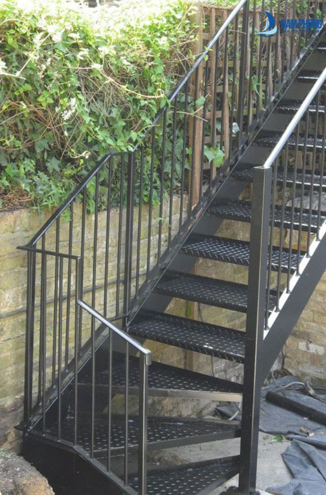 Mẫu cầu thang sắt hộp thiết kế độc đáo, tạo điểm nhấn cho không gian