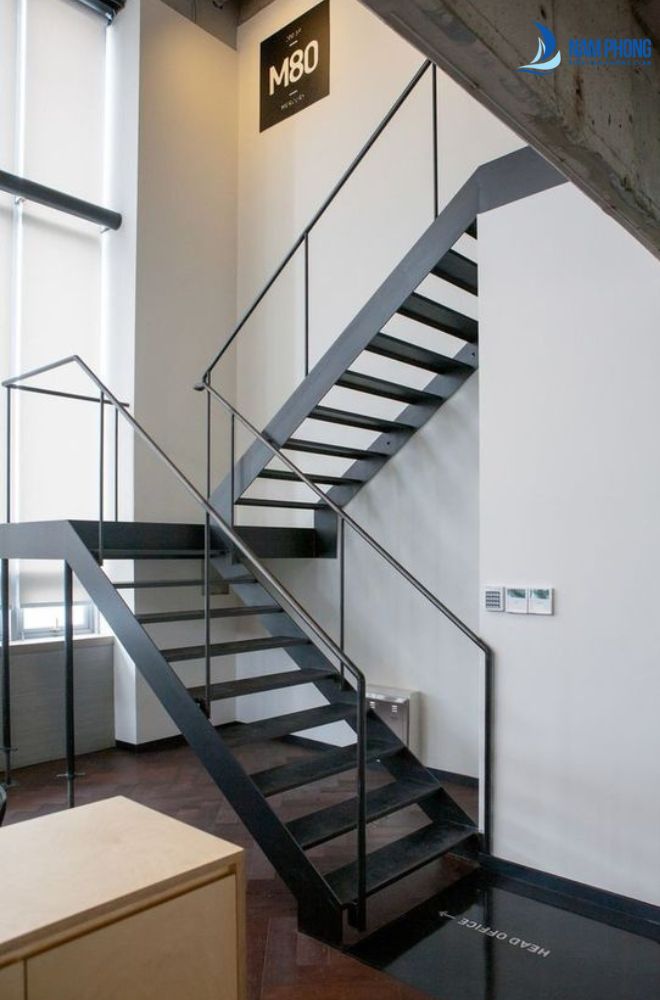 Cầu thang sắt hộp đơn giản nhưng không kém phần sang trọng