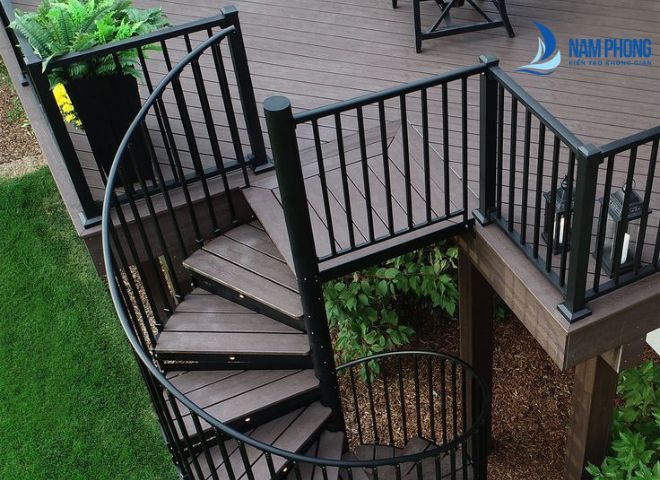 Mẫu cầu thang sắt kết hợp gỗ lên sân thượng đẹp nhất