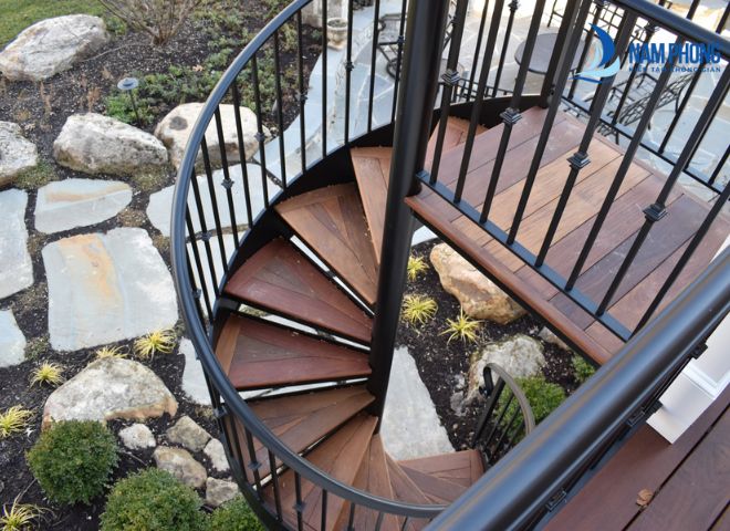 Báo Giá: 15+ Mẫu Cầu Thang Sắt Tay Vịn Gỗ Thiết Kế Đẹp 2024 Mẫu cầu thang sắt kết hợp gỗ cho nhà tầng sang trọng đẳng cấp