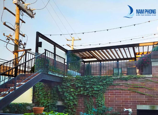 Mẫu cầu thang sắt kết hợp bậc thang gỗ đẹp nhất