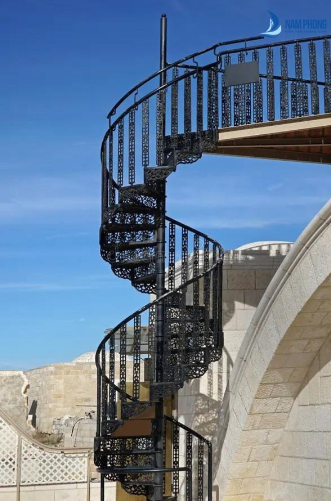 Mẫu cầu thang sắt nghệ thuật họa tiết hoa văn uốn lượn