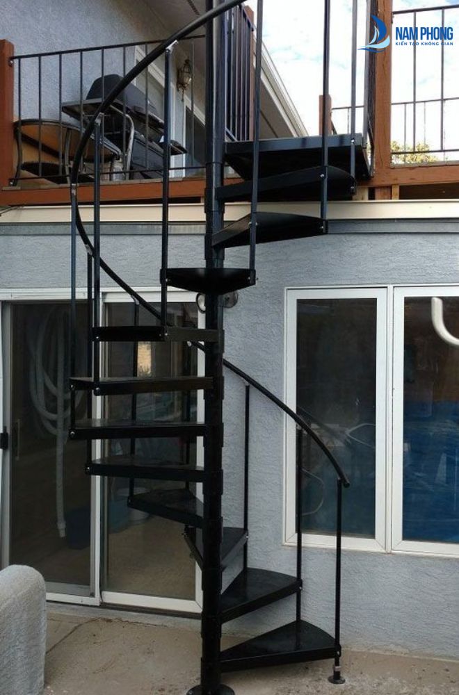 Cầu thang sắt xoắn ốc với màu sắc bắt mắt, phong cách hiện đại